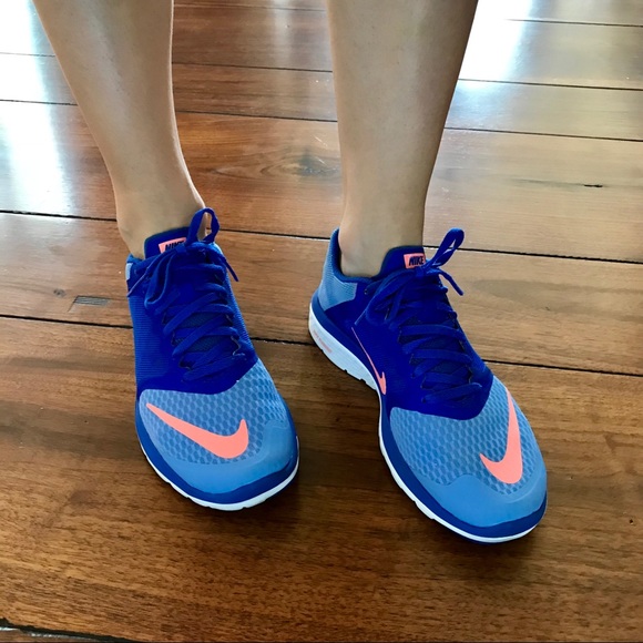 womens nike shoes with swoosh on toe